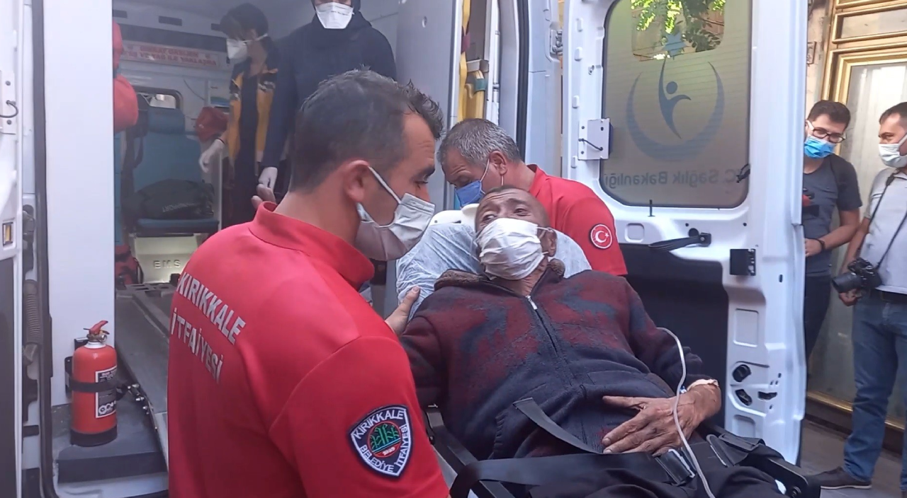 Yangının ortasında bayılan yaşlı adamı itfaiye eri kurtardı